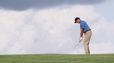 打高尔夫球握杆站位姿势挥杆打球视频素材