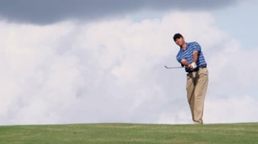 打高尔夫球握杆站位姿势挥杆打球视频素材