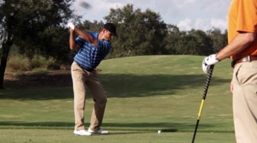 外国男人打高尔夫挥杆打球休闲运动视频素材
