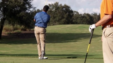 外国男人打高尔夫挥杆打球休闲运动视频素材