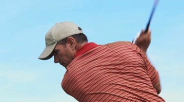 欧洲男人打高尔夫球挥杆姿势视频素材