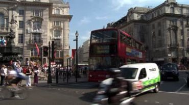 国外城市街景公交车行人繁华路口视频素材