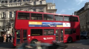 国外城市街景公交车行人繁华路口视频素材
