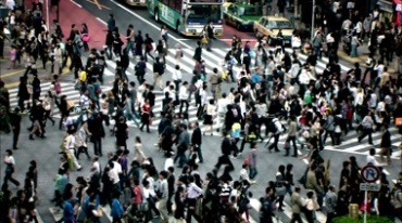 闹市街头路口人群行人过马路视频素材
