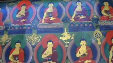 西藏拉萨布达拉宫苦行僧朝拜跪拜转经筒藏族视频素材