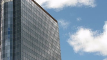 大楼玻璃映射白云流动视频素材