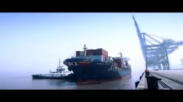 货轮停靠港口码头集装箱船运输视频素材