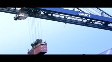 货轮停靠港口码头集装箱船运输视频素材