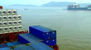 码头货轮吊车吊装集装箱视频素材