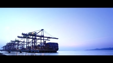 港口码头大船货船货轮吊车龙门吊桥吊运输视频素材
