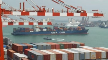 港口集装箱龙门吊桥吊装载轮船货轮视频素材