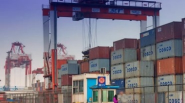 港口吊车龙门吊吊装集装箱货柜视频素材