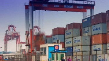 港口吊车龙门吊吊装集装箱货柜视频素材