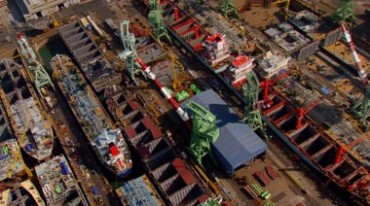 船坞造船厂大船龙骨航拍镜头视频素材