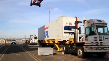 装载集装箱的卡车货车行驶运输视频素材