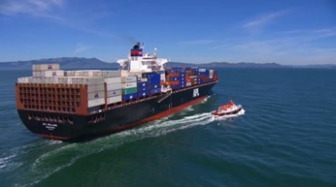 集装箱货船海轮货轮海上行驶拖船伴驶视频素材