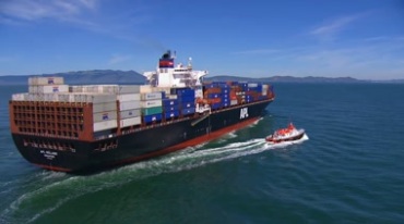 集装箱货船海轮货轮海上行驶拖船伴驶视频素材