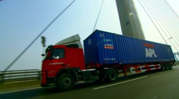集装箱运输卡车在大桥上高速行驶视频素材