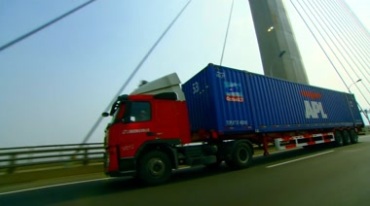 集装箱运输卡车在大桥上高速行驶视频素材