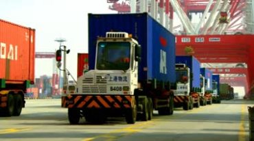 港口运输卡车汽车装载集装箱行驶视频素材