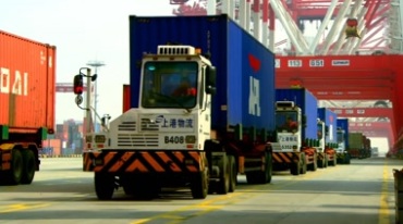 港口运输卡车汽车装载集装箱行驶视频素材
