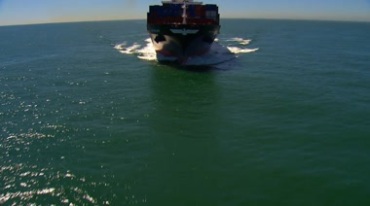 货轮货船轮船商船大海中高速行驶航拍视频素材