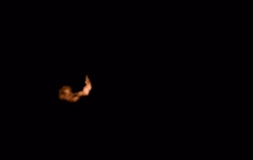 燃烧物体抛向空中飞过黑屏特效视频素材
