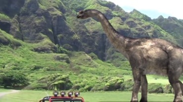 侏罗纪恐龙从汽车旁慢慢走过视频素材