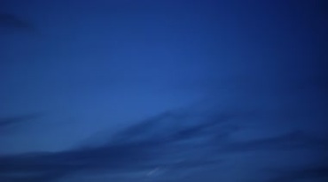 深蓝色夜空傍晚的天空流星划过视频素材