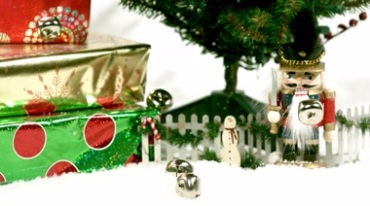 圣诞礼盒圣诞树铃铛节日气氛视频素材