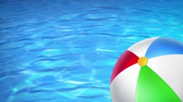 游泳池彩色气球漂浮在碧蓝色池水上视频素材