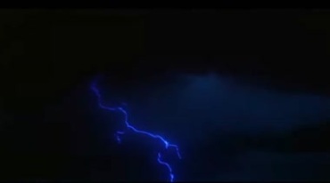 夜空中电闪雷鸣闪电划破天空视频素材