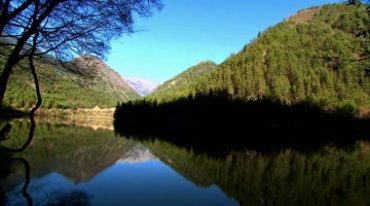 高山湖泊湖水山水相映视频素材