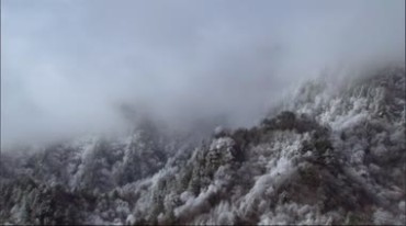 冰冻山峰云雾萦绕流水冰溜子视频素材