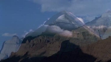 雪域高原雪山山峰云雾笼罩视频素材