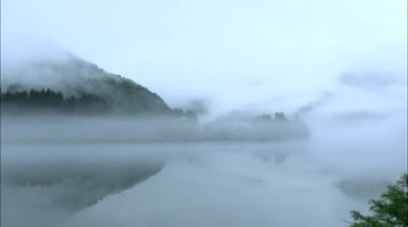 山间湖泊河流雾气云雾萦绕仙境视频素材