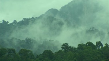 山峰山谷间白雾萦绕视频素材
