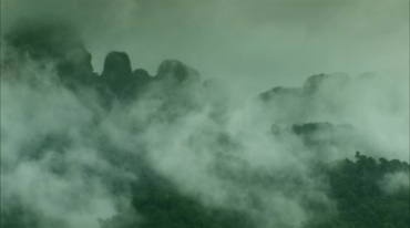 山峰山谷间白雾萦绕视频素材
