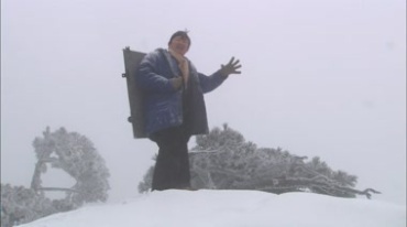 冬天雪花飞舞的黄山雪景风光视频素材