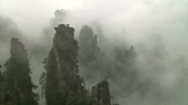 张家界悬浮山山峰云雾环绕大自然美丽风光视频素材