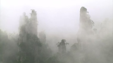 张家界悬浮山山峰云雾环绕大自然美丽风光视频素材