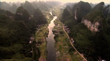 大自然山峰河流贯穿美丽风光视频素材