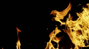 火苗窜动燃烧的火焰黑屏特效视频素材