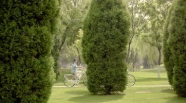 老年人公园慢跑骑自行车锻炼身体休闲生活视频素材