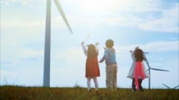 孩童在草原风电风车前欢呼跳跃幸福快乐时光视频素材