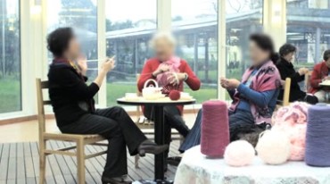 老人聚在一起聊天织毛衣说笑幸福养老院生活视频素材