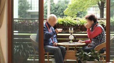 老人在阳台晒太阳喝茶享受晚年生活视频素材