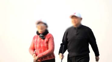老人夫妻打高尔夫走路视频素材