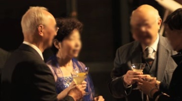 老年人酒会晚宴碰杯聊天欢聚一堂视频素材