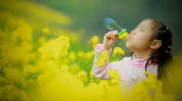 油彩花里小女孩吹肥皂泡泡快乐童年时光特写视频素材